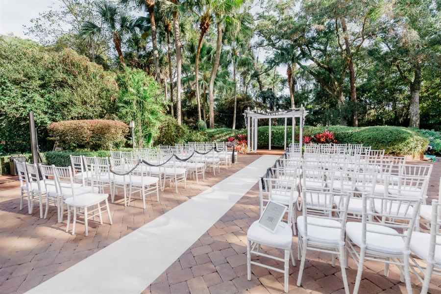 Florida wedding venue featuring a courtyard surrounded by lush greenery