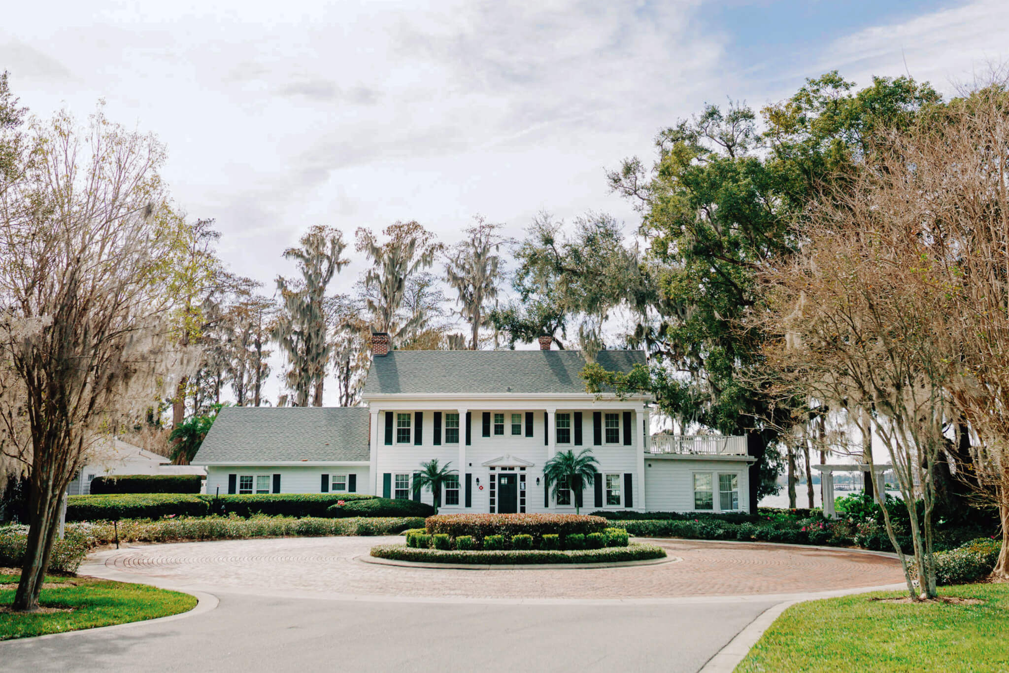 Cypress Grove Estate House is an outdoor wedding venue in Orlando with a estate mansion and lakefront ceremony