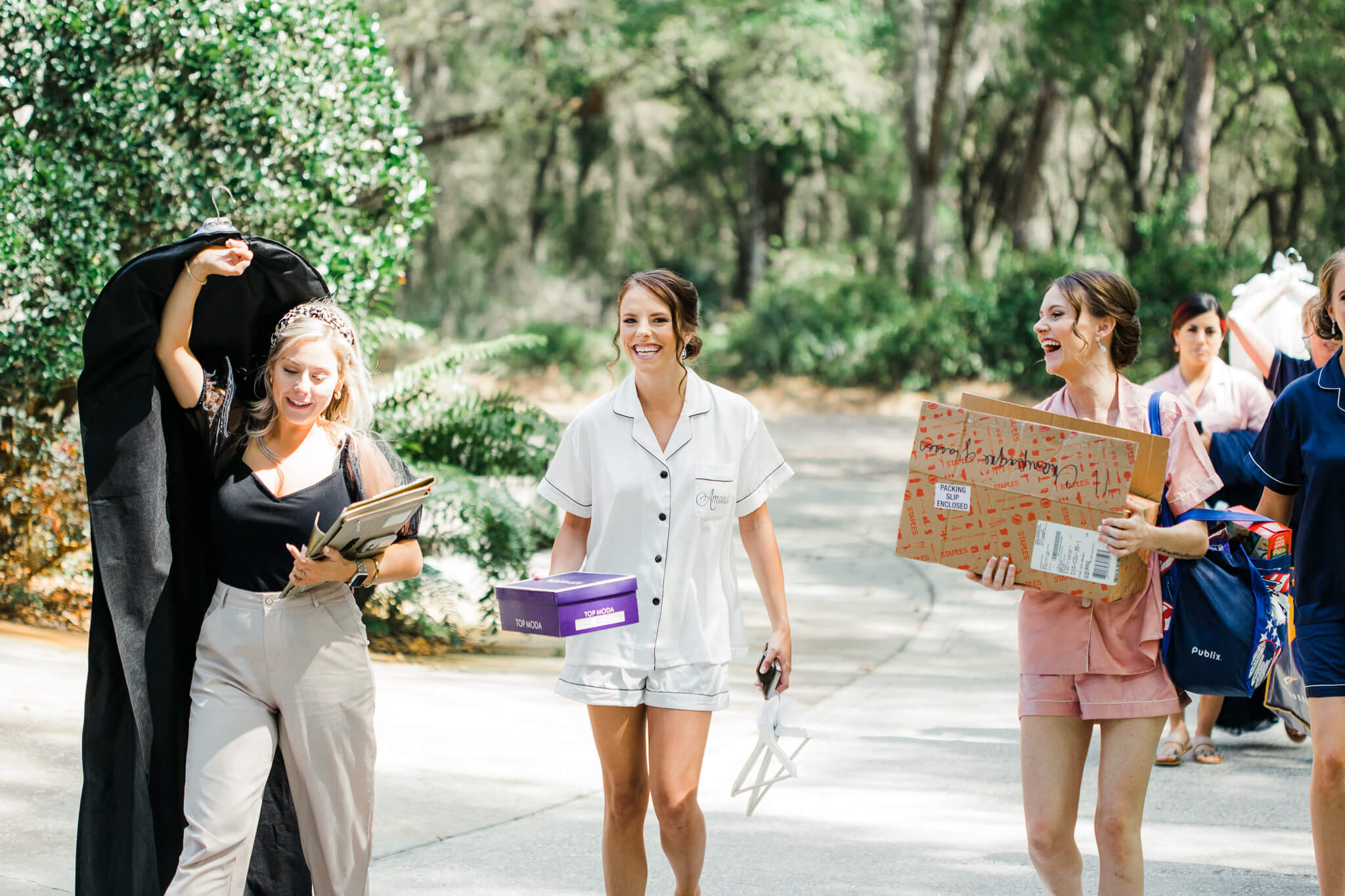 bride and bridesmaids arrive at Club Lake Wedding Venue